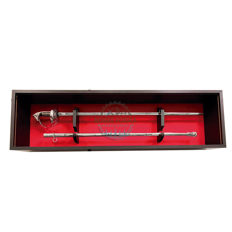 EXPOSITOR DE PAREDE PARA ESPADA MADEIRA PRETA COM FUNDO VERMELHO